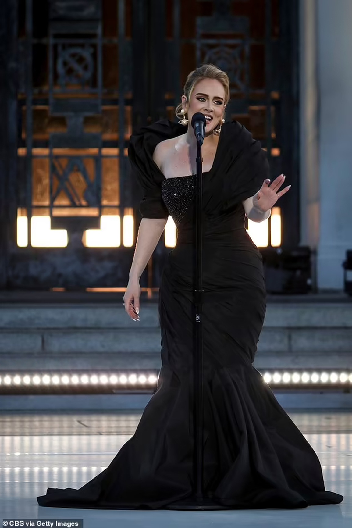 Kinh ngạc với thu nhập của họa mi Adele trong một năm - 1 Kinh ngạc với thu nhập của họa mi Adele trong một năm - 1