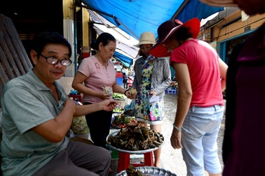 Người Sài Gòn tất bật đi chợ mua đồ cúng Tết Đoan Ngọ
