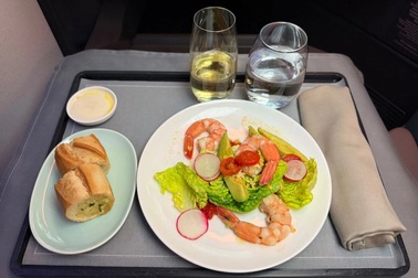 Xôn xao vụ tiếp viên hàng không cho trẻ 3 tuổi uống nhầm rượu trên máy bay