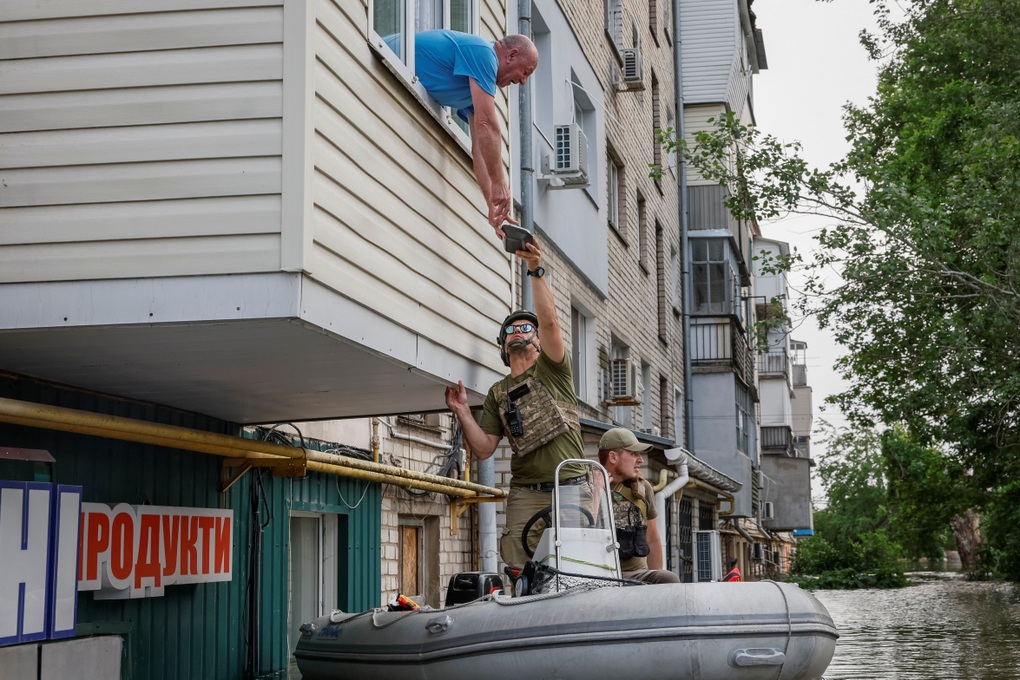 14.000 ngôi nhà ngập trong nước, người Kherson hối hả chạy lũ - 4 14.000 ngôi nhà ngập trong nước, người Kherson hối hả chạy lũ - 4