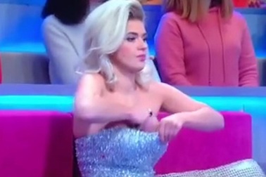 Clip "nữ MC xinh đẹp giấu smartphone vào &apos;chỗ hiểm&apos; trước khi lên sóng" gây sốt