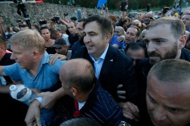 Cựu tổng thống Georgia xông vào Ukraine đòi quốc tịch