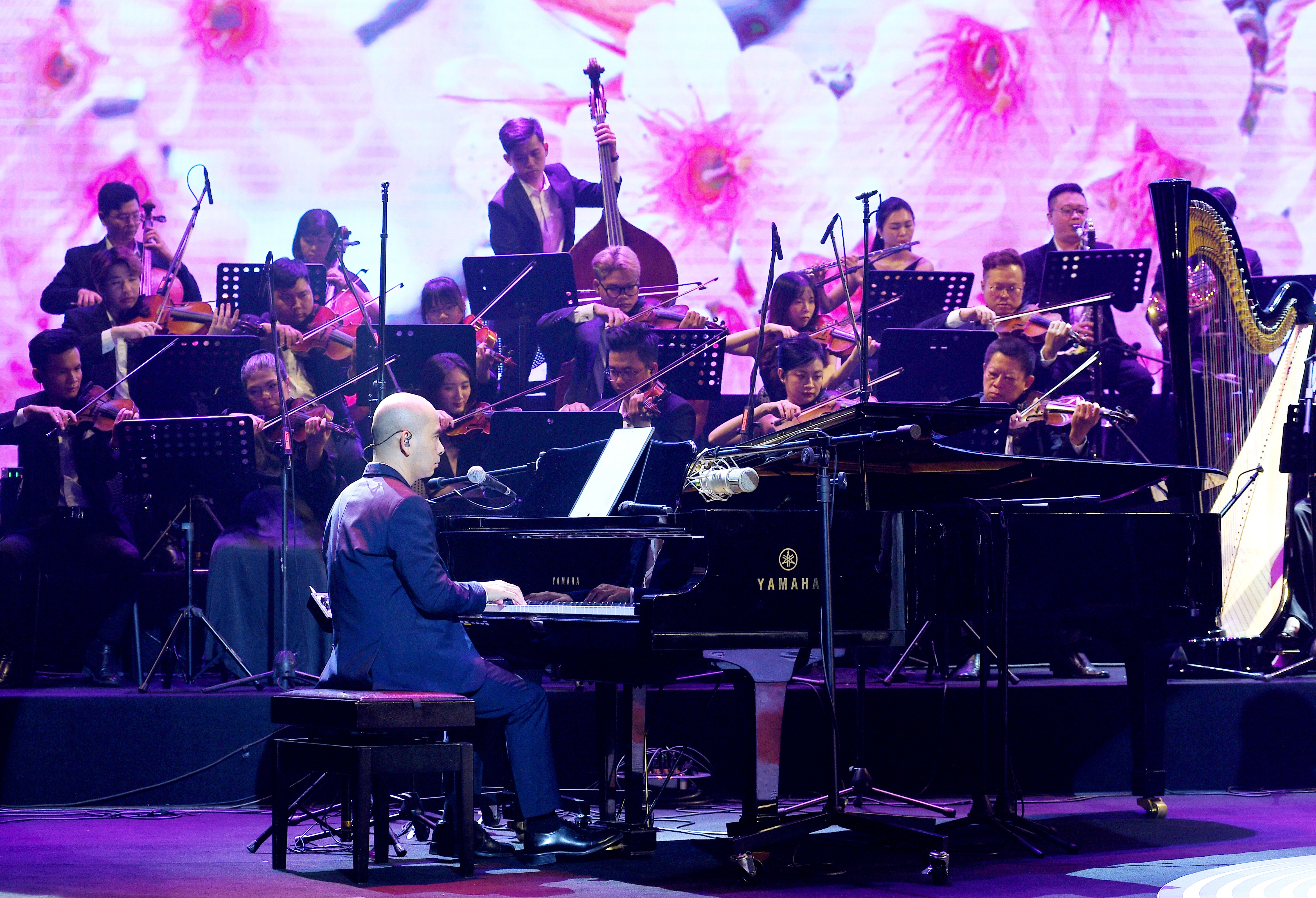 Ο διάσημος τραγουδιστής Χουόνγκ Λαν τραγουδάει με τη συμφωνική ορχήστρα του Ντουκ Τρι - 1 Danh ca Hương Lan hát cùng dàn nhạc giao hưởng của Đức Trí - 1