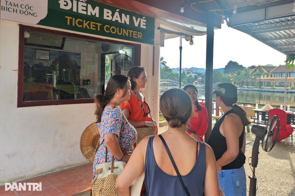 Khu du lịch Tam Cốc mở cửa nhưng chưa bán vé, du khách quay xe tiếc nuối - 1 Khu du lịch Tam Cốc mở cửa nhưng chưa bán vé, du khách quay xe tiếc nuối - 1