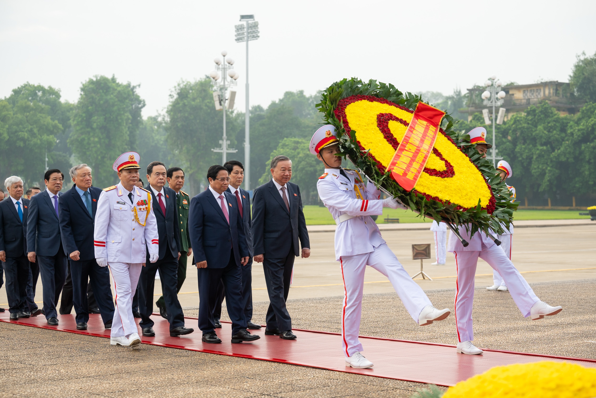 View - Lãnh đạo Đảng, Nhà nước và các ĐBQH vào Lăng viếng Chủ tịch Hồ Chí Minh | Báo Dân trí