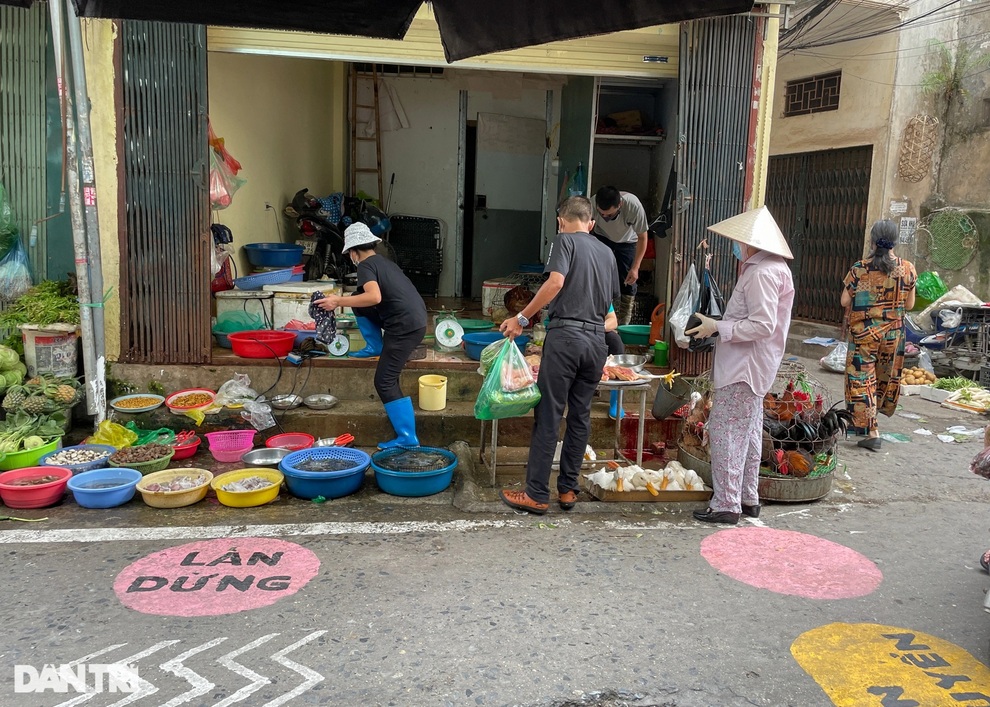 Chợ Tân Mai vẽ ô kẻ vạch phòng dịch Covid-19 cho đẹp, ít người thực hiện - 2 Chợ Tân Mai vẽ ô kẻ vạch phòng dịch Covid-19 cho đẹp, ít người thực hiện - 2