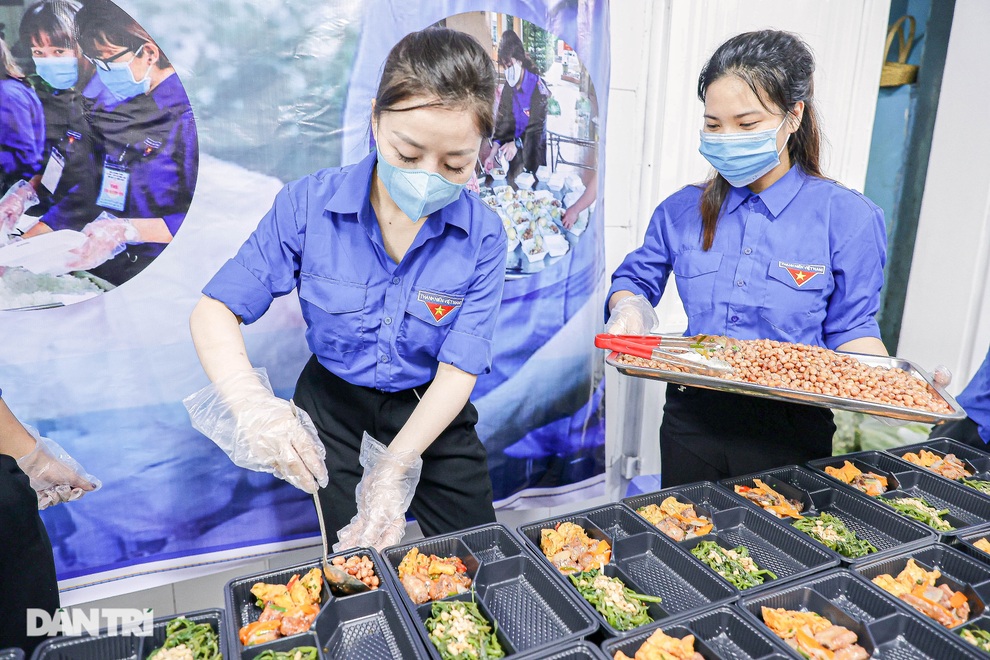 Nấu hàng trăm suất cơm miễn phí gửi tới tuyến đầu chống dịch - 4 Nấu hàng trăm suất cơm miễn phí gửi tới tuyến đầu chống dịch - 4