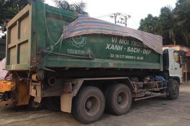 Bắt tại trận tài xế chở cả xe tải rác đi đổ trộm