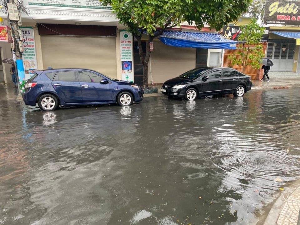 Mưa lớn kèm sấm chớp, đường phố Hải Phòng vắng hoe ngày mùng 1 - 3 Mưa lớn kèm sấm chớp, đường phố Hải Phòng vắng hoe ngày mùng 1 - 3