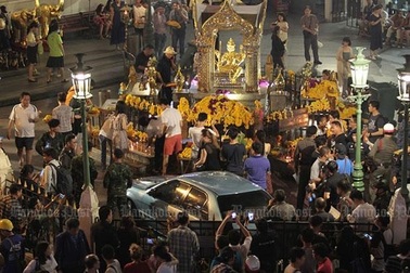 Khoảnh khắc xe ôtô điên cuồng lao vào đám đông ở đền Erawan