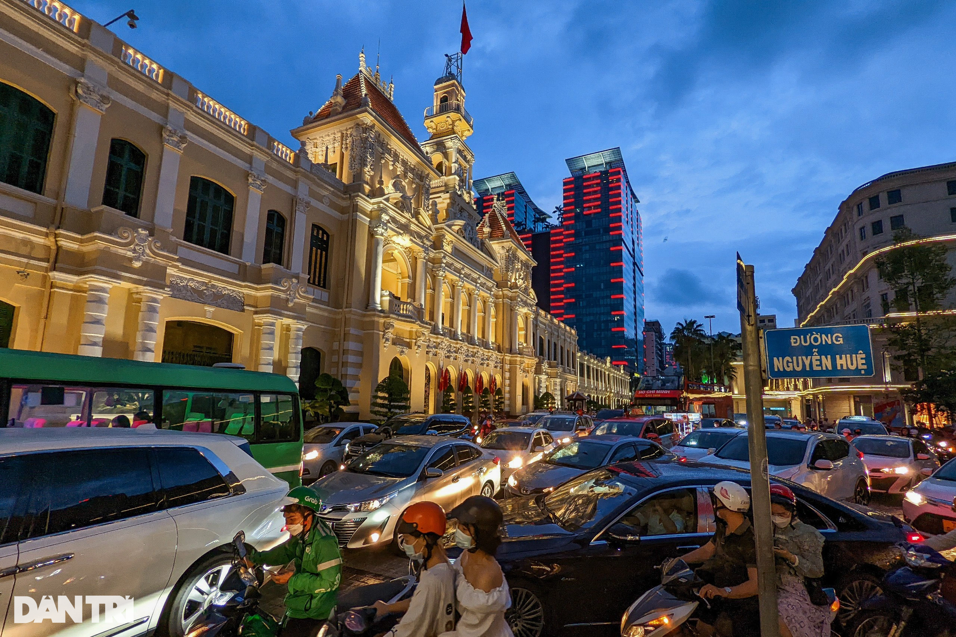 Pháo hoa rực sáng bầu trời TPHCM chào mừng 47 năm thống nhất đất nước - 11 Pháo hoa rực sáng bầu trời TPHCM chào mừng 47 năm thống nhất đất nước - 11