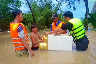 Nghĩa tình hộp cơm, tấm áo trong đợt lũ lụt chưa từng có ở Phú Quốc