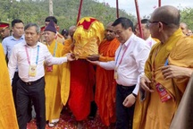 Xá lợi Đức Phật được cung rước về Yên Tử