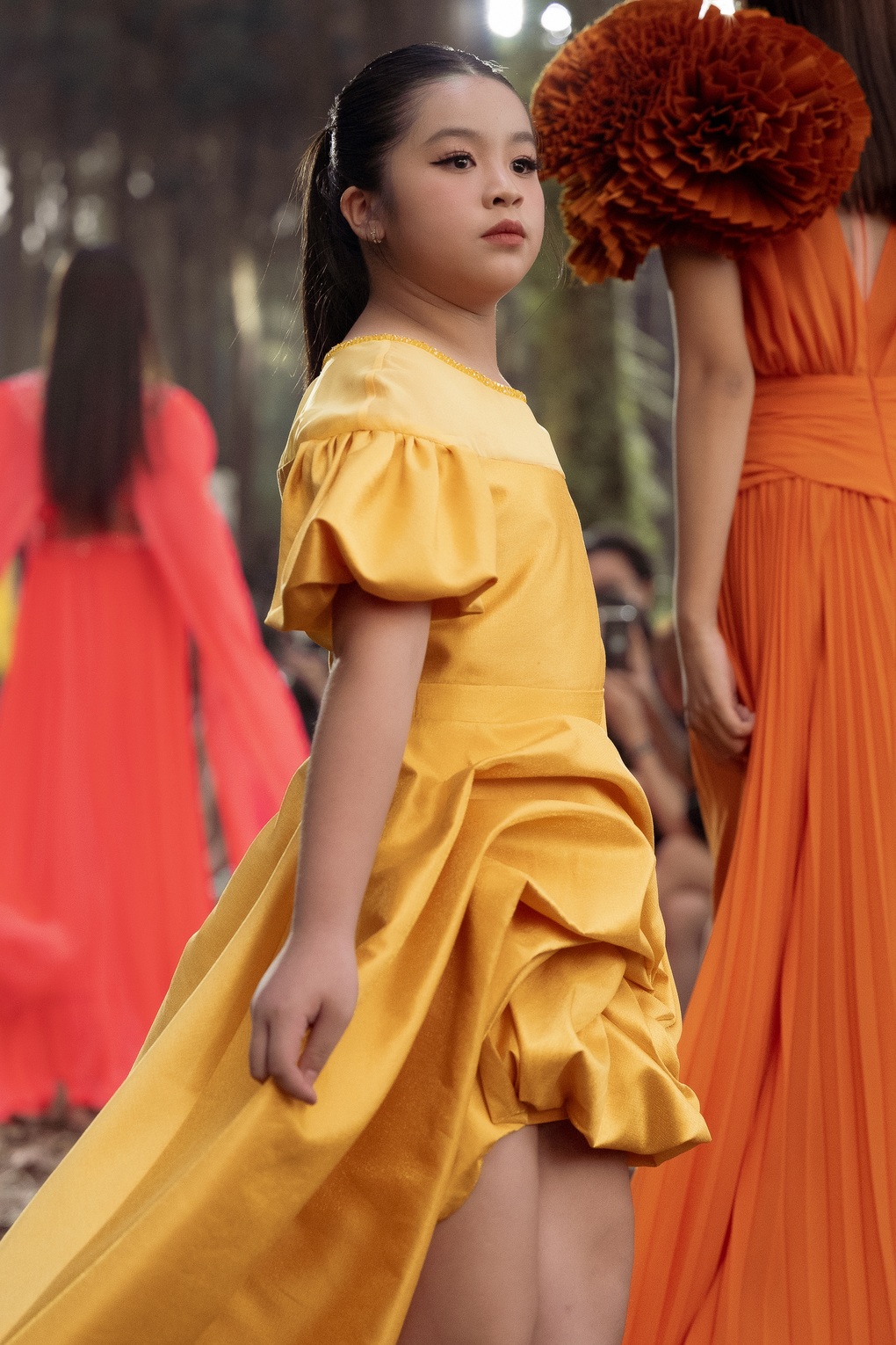 Thanh Hằng xứng danh chị đại với phong thái đỉnh cao khi catwalk trong rừng - 18 Thanh Hằng xứng danh chị đại với phong thái đỉnh cao khi catwalk trong rừng - 18