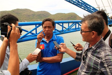 Vụ tàu vỏ thép hư hỏng: Dùng tiền để “bịt miệng” ngư dân ?