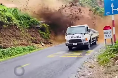 Tài xế thoát chết đầy may mắn trong tình huống sạt lở