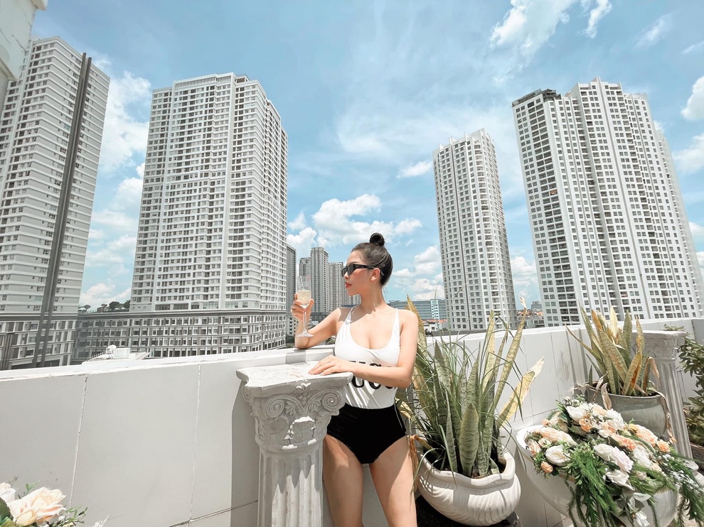 Ở nhà chống dịch, nhiều hot girl thi nhau biến nhà thành studio khoe dáng - 4 Ở nhà chống dịch, nhiều hot girl thi nhau biến nhà thành studio khoe dáng - 4
