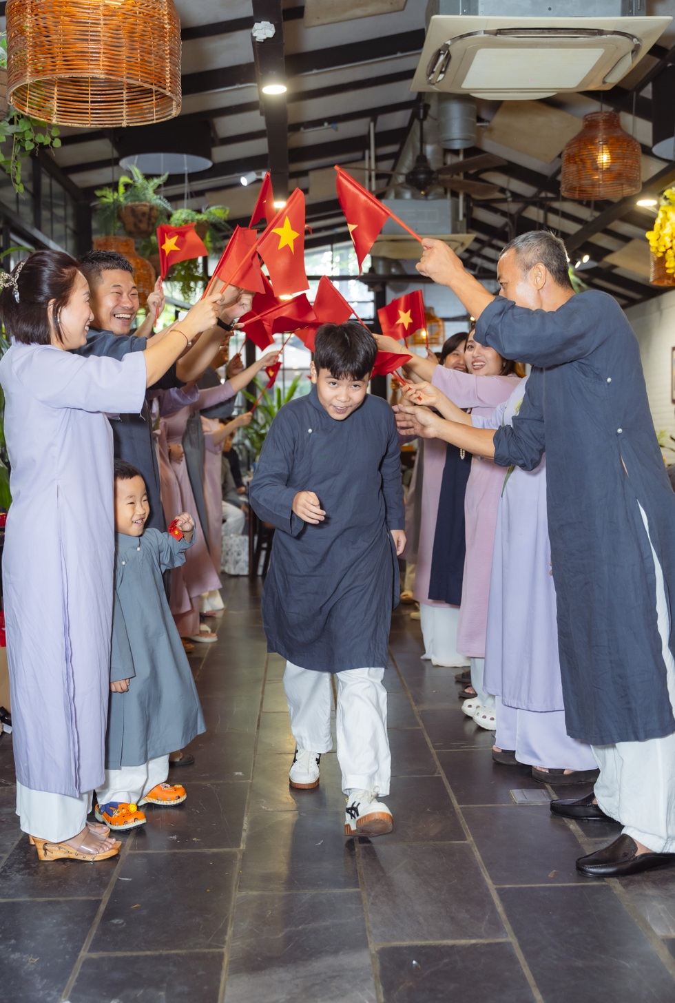 Gia đình gần 70 người ở Hà Nội họp mặt mỗi năm, tự may áo, có kịch bản - 8 Gia đình gần 70 người ở Hà Nội họp mặt mỗi năm, tự may áo, có kịch bản - 8