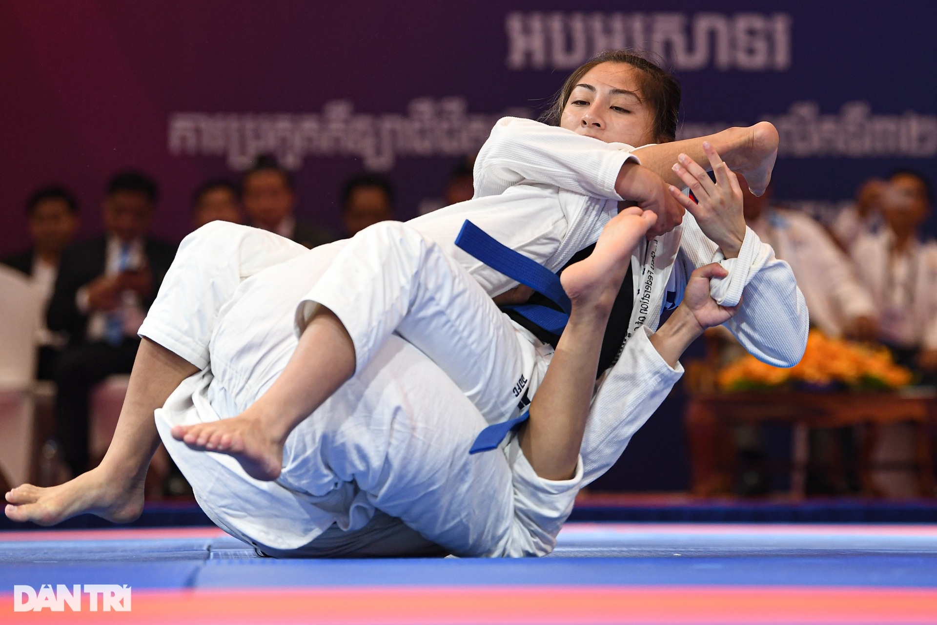 Võ sĩ Philippines gây sốc, khóc nức nở khi hạ tượng đài võ thuật Campuchia - 2 Võ sĩ Philippines gây sốc, khóc nức nở khi hạ tượng đài võ thuật Campuchia - 2