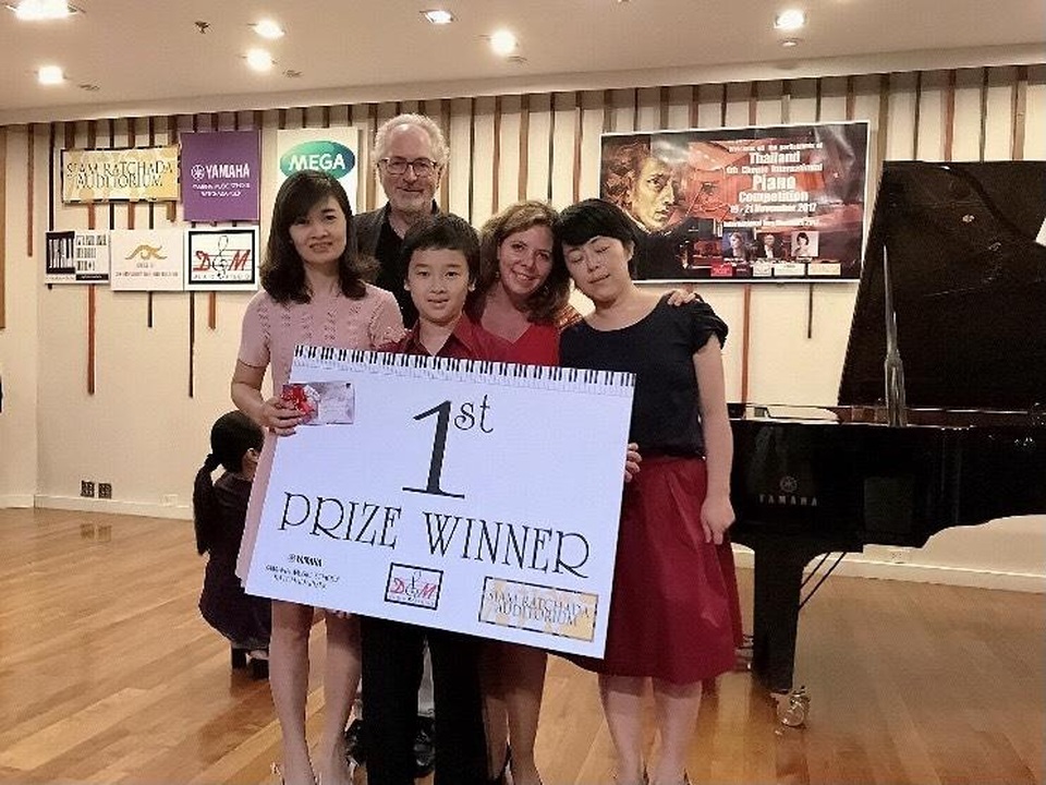 “Cậu bé vàng” piano tự hào khi quốc kỳ Việt Nam tung bay tại các cuộc thi - 2 “Cậu bé vàng” piano tự hào khi quốc kỳ Việt Nam tung bay tại các cuộc thi - 2