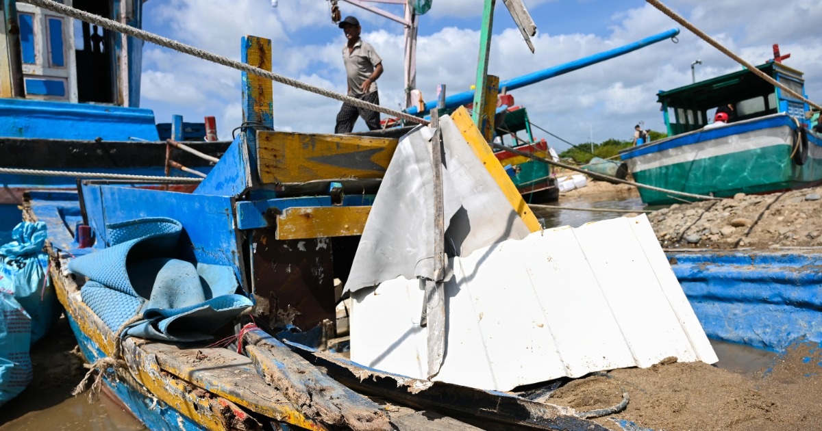 Ngư dân Lâm Đồng khóc ròng bên xác tàu tả tơi sau trận lũ lịch sử