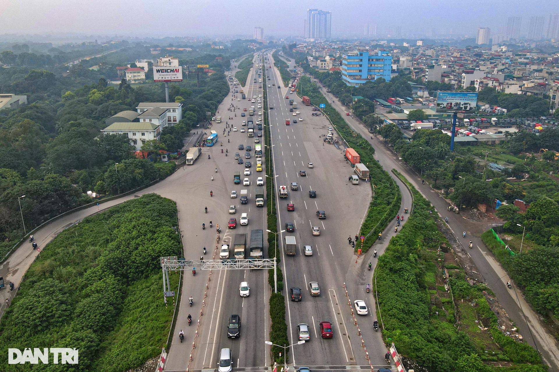 Tài xế ôtô lúng túng đi sai đường sau khi thu hẹp làn hỗn hợp cầu Thanh Trì - 13 Tài xế ôtô lúng túng đi sai đường sau khi thu hẹp làn hỗn hợp cầu Thanh Trì - 13
