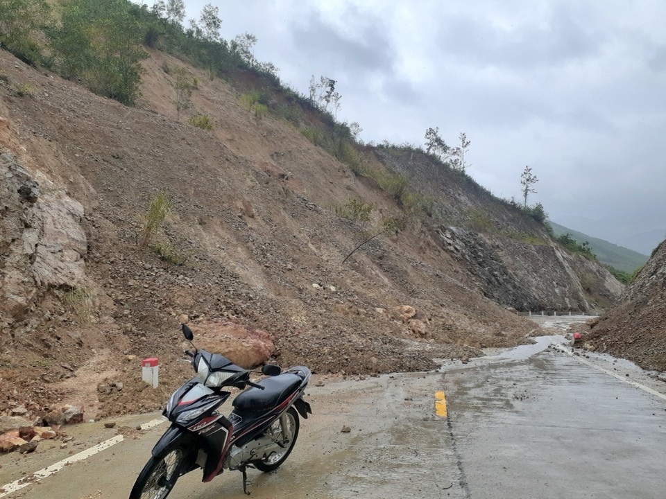 Phú Yên: Sạt lở gây chia cắt giao thông ở xã vùng cao - 1 Phú Yên: Sạt lở gây chia cắt giao thông ở xã vùng cao - 1