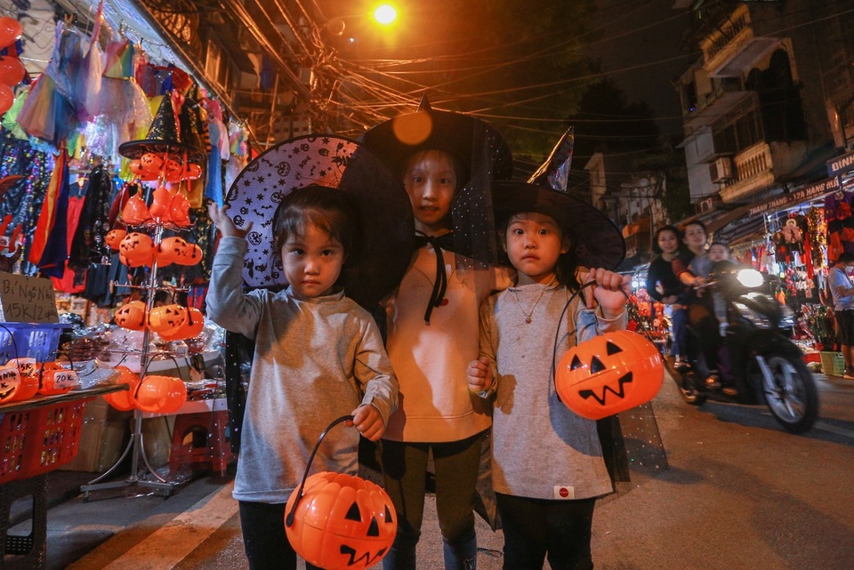 Loạt ma quỷ kinh dị tràn xuống phố hóa trang ở Hà Nội dịp Halloween - 7