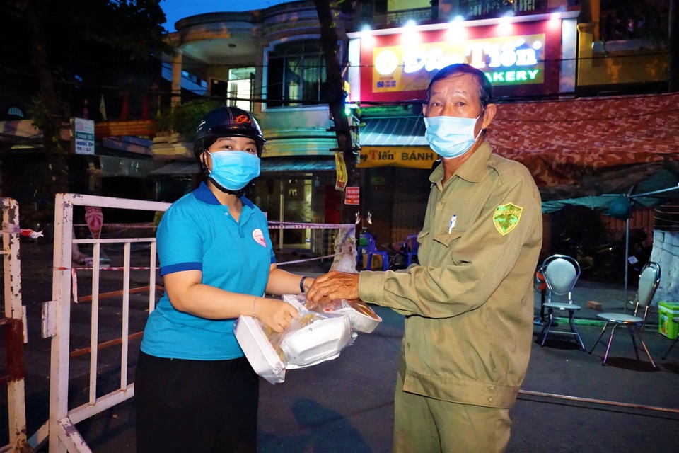 Đà Nẵng: Bếp cơm mùa dịch sẽ đỏ lửa tới khi dịch tạm lắng - 5 Đà Nẵng: Bếp cơm mùa dịch sẽ đỏ lửa tới khi dịch tạm lắng - 5