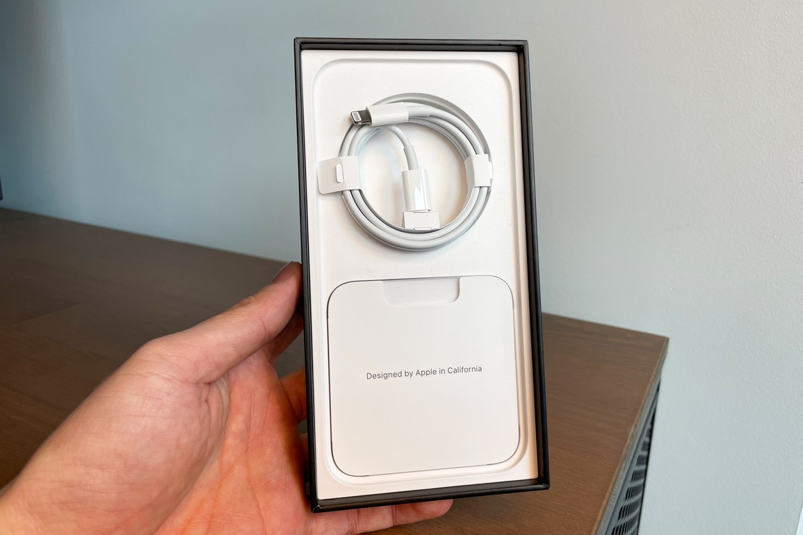 Apple phải bồi thường hơn 1.000 USD cho khách vì bán iPhone không kèm sạc - 1 Apple phải bồi thường hơn 1.000 USD cho khách vì bán iPhone không kèm sạc - 1