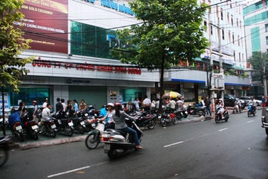 Cướp 1,5 tỷ đồng trên “phố chứng khoán” TPHCM 