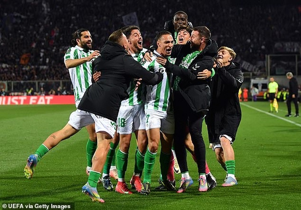 Antony đá phạt tung lưới De Gea, đưa đội nhà vào chung kết gặp Chelsea - 2 Antony đá phạt tung lưới De Gea, đưa đội nhà vào chung kết gặp Chelsea - 2