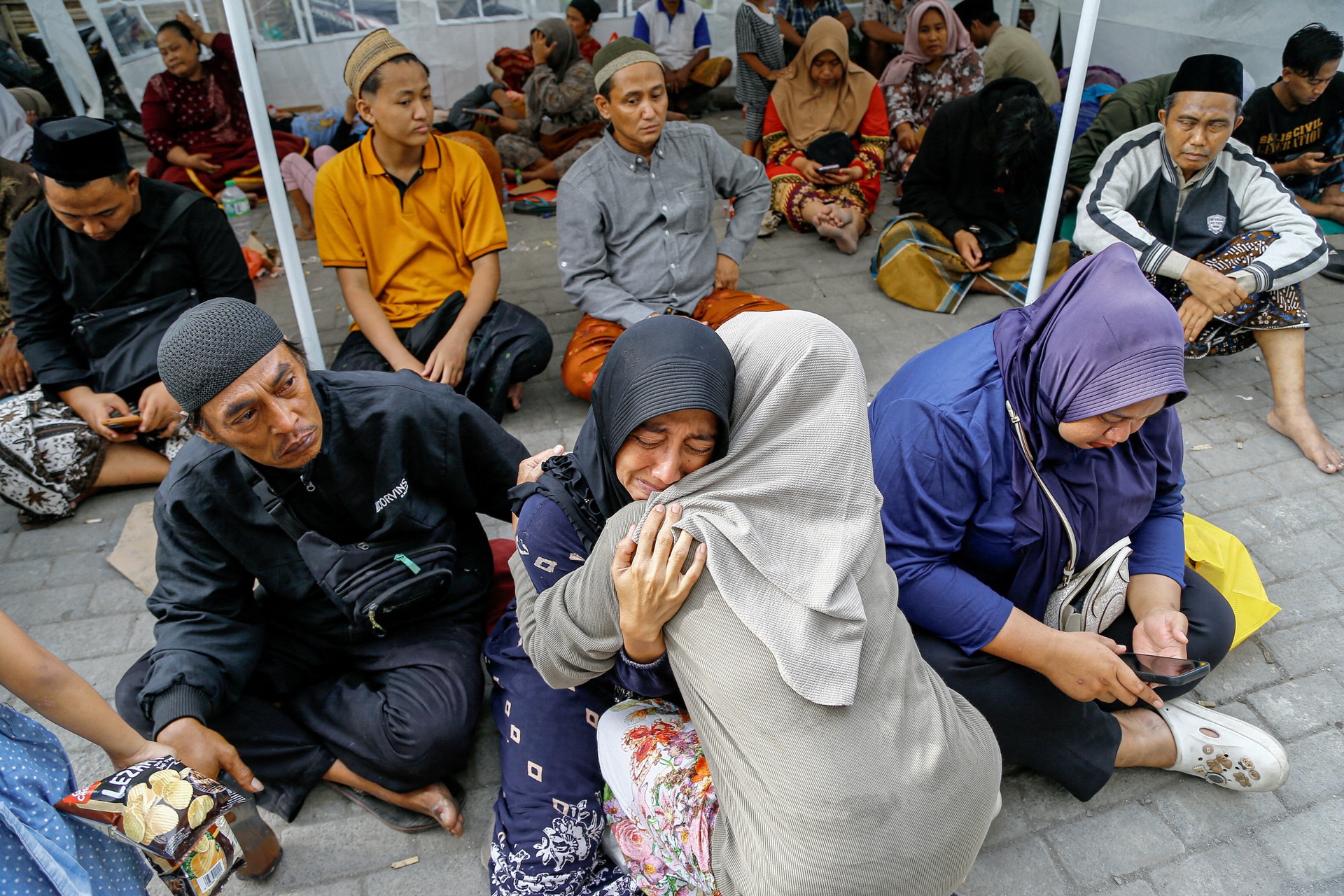 Sập trường học ở Indonesia, 38 người mắc kẹt - 6 Sập trường học ở Indonesia, 38 người mắc kẹt - 6