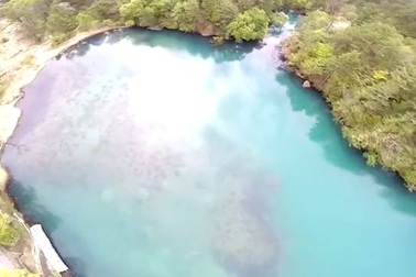 Lặng ngắm vẻ đẹp bình yên bất tận của hồ ngũ sắc