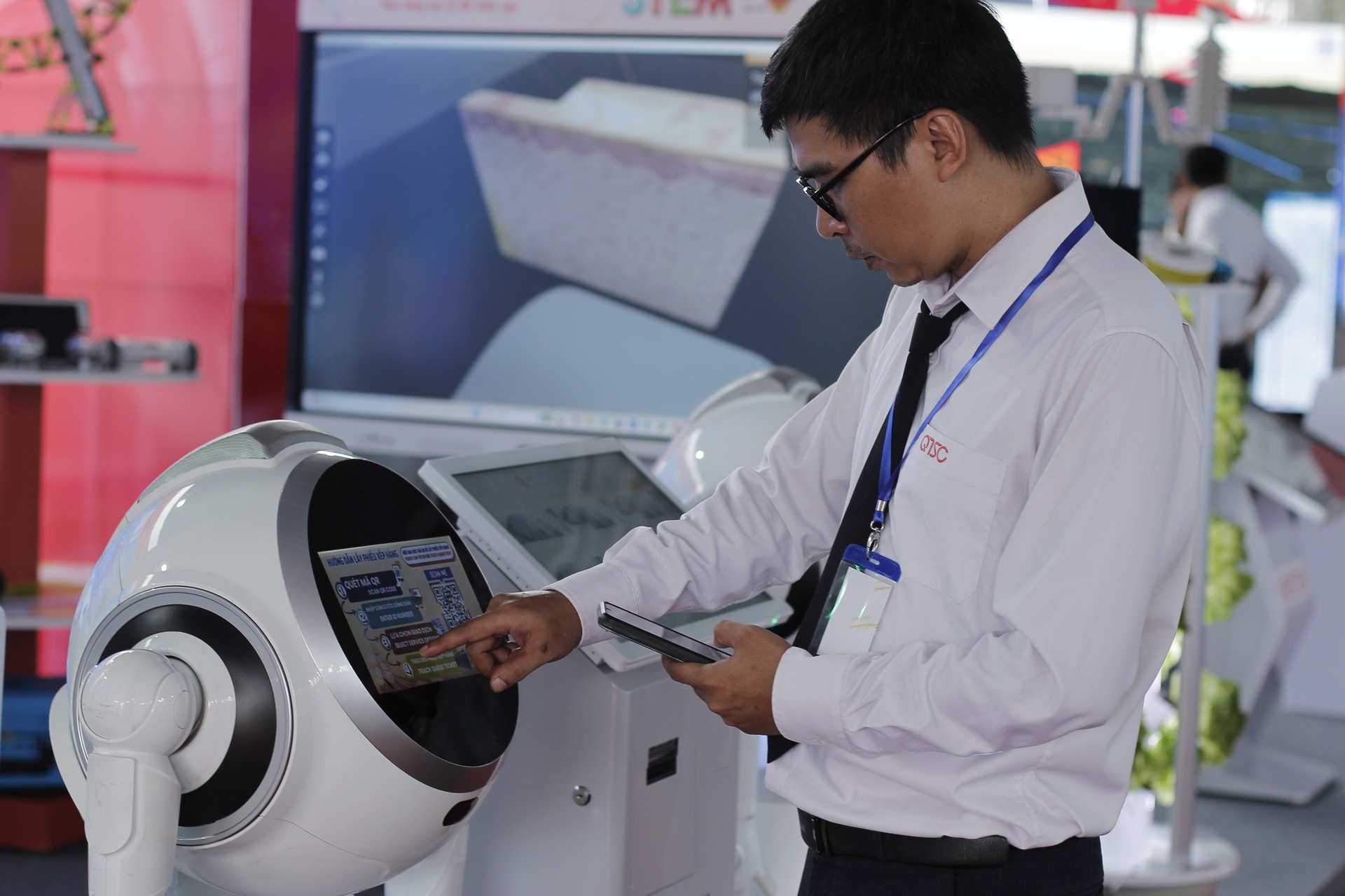 جب ویتنامی ڈرون، روبوٹ اور چپس HCMC ٹیکنالوجی نمائش میں Khi drone, robot và chip Việt “lên sóng” tại triển lãm công nghệ TPHCM - 9