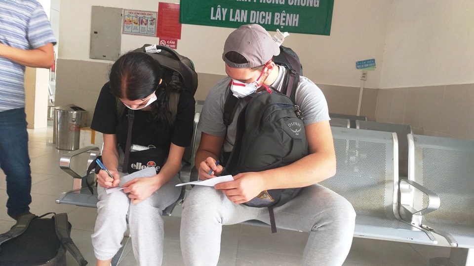 Đà Nẵng: Người dân, du khách chấp hành đeo khẩu trang nơi công cộng - 7 Đà Nẵng: Người dân, du khách chấp hành đeo khẩu trang nơi công cộng - 7