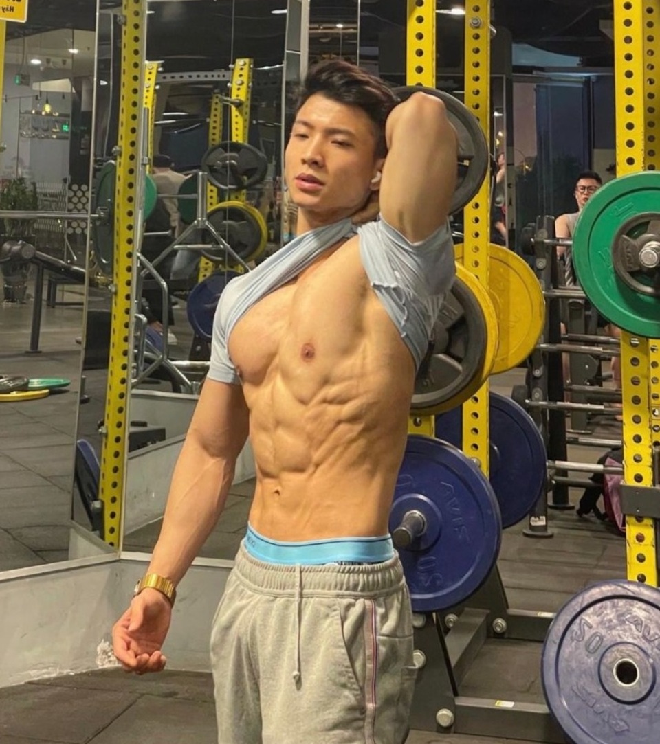 Chàng trai 27 tuổi khoe cơ bụng 6 múi, tiết lộ chuyện bị... gạ tình - 3 Chàng trai 27 tuổi khoe cơ bụng 6 múi, tiết lộ chuyện bị... gạ tình - 3