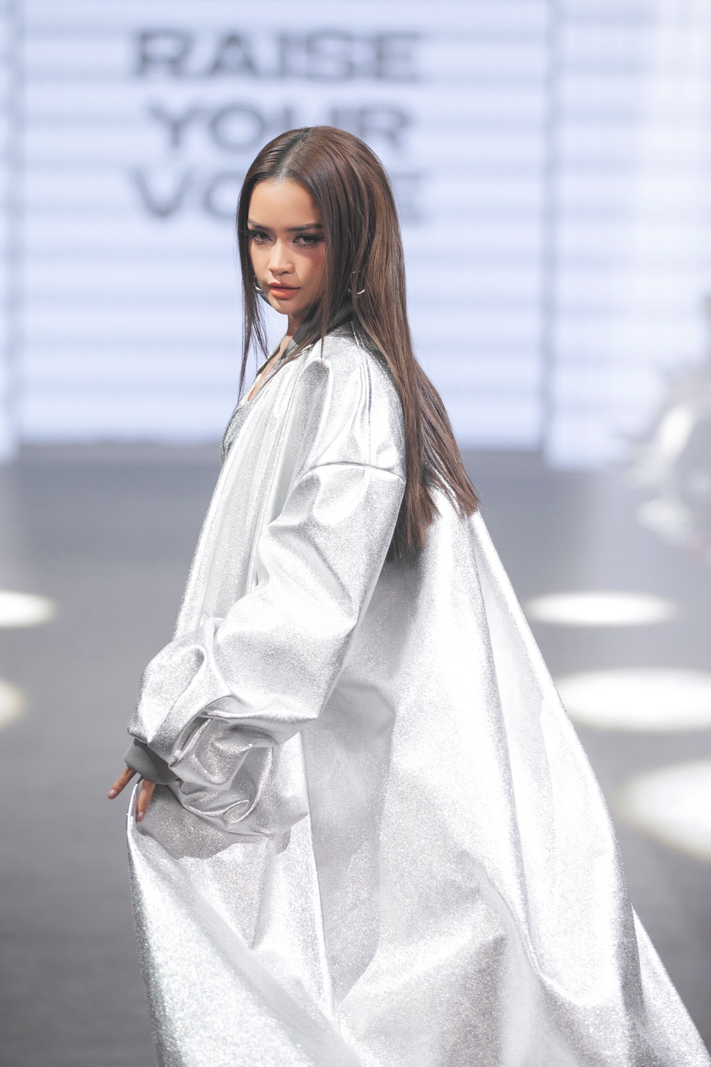 Hoa hậu Ngọc Châu khoe chân dài thẳng tắp, catwalk ấn tượng - 2 Hoa hậu Ngọc Châu khoe chân dài thẳng tắp, catwalk ấn tượng - 2