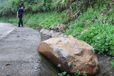 Đá nặng hàng tấn rơi xuống đường ở Quảng Ngãi