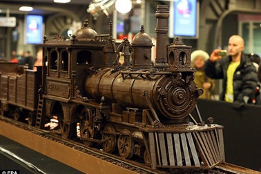 Con tàu bằng sôcôla dài nhất thế giới