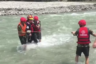 Lao ô tô xuống sông để tiết kiệm tiền rửa, anh chàng suýt bị lũ cuốn trôi