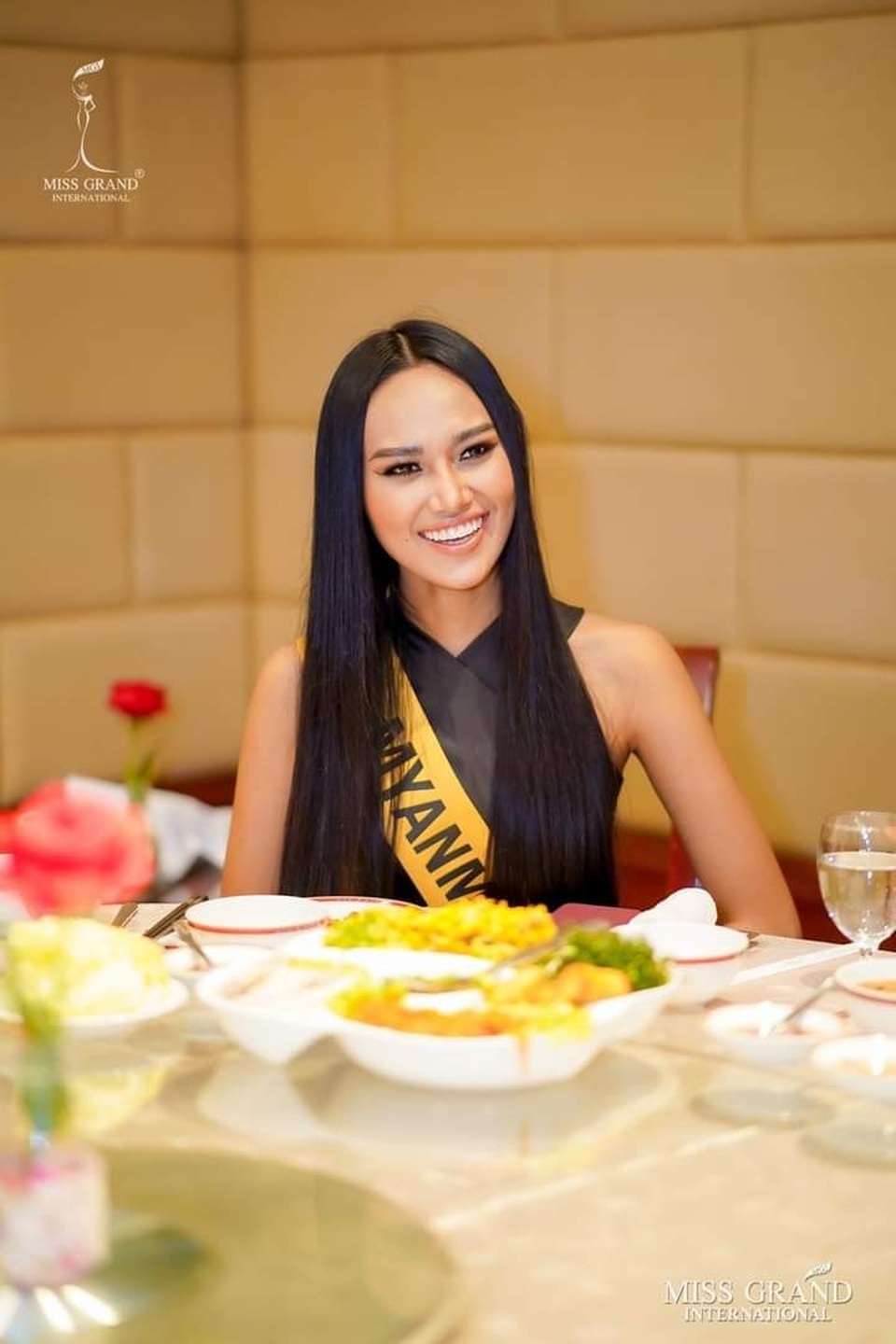 Người đẹp Myanmar lộ ngực khi trình diễn áo tắm - 8 Người đẹp Myanmar lộ ngực khi trình diễn áo tắm - 8