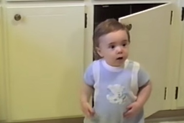 Ngả mũ trước lòng kiên nhẫn của cậu bé dễ thương