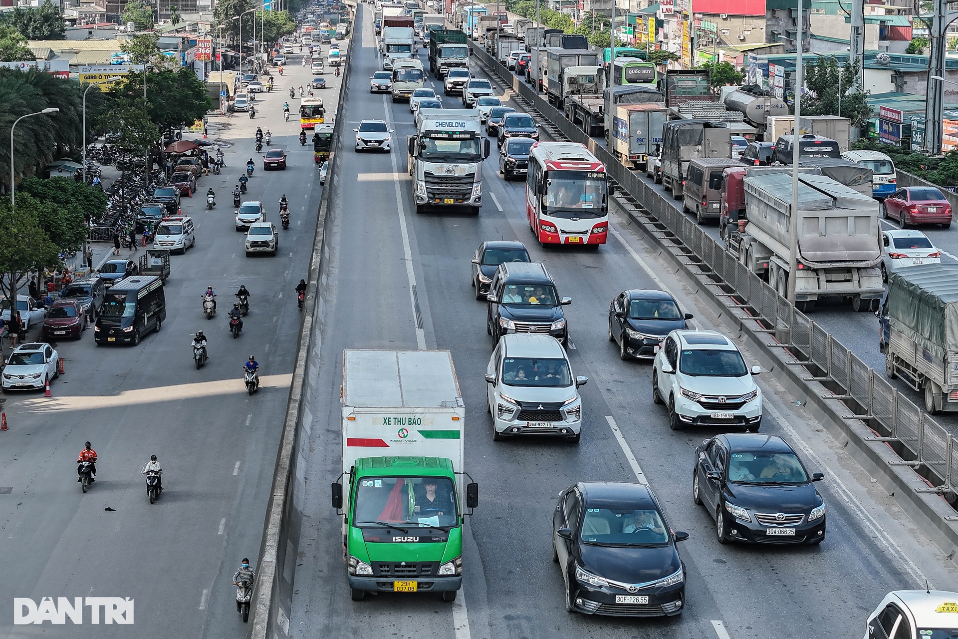 Đường phố Hà Nội những ngày cận Tết: Ùn tắc từ sáng đến tối? - 4 Đường phố Hà Nội những ngày cận Tết: Ùn tắc từ sáng đến tối? - 4