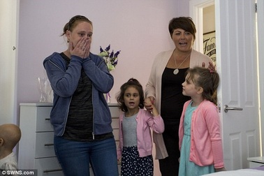 Đưa con đi chữa ung thư, nhận được món quà bất ngờ từ hàng xóm