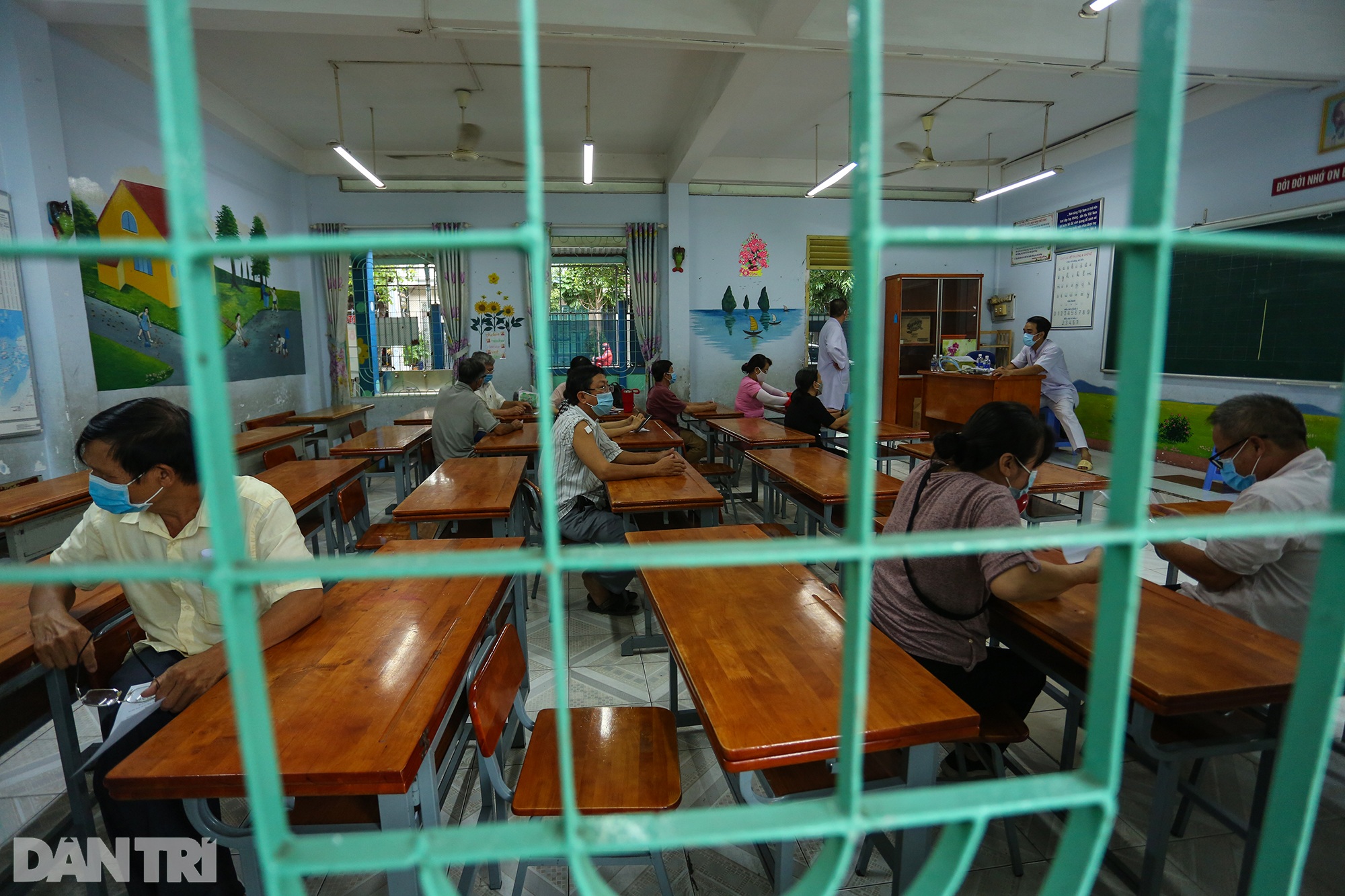 TPHCM dùng trường học, nhà thi đấu để tiêm vắc xin Covid-19 cho 1 triệu dân - 12 TPHCM dùng trường học, nhà thi đấu để tiêm vắc xin Covid-19 cho 1 triệu dân - 12