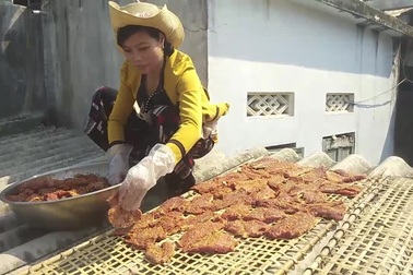 Người dân đội nắng làm nên món đặc sản của vùng "chảo lửa"