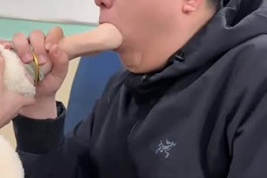 Cô gái nhập viện khẩn cấp vì bàn tay bị mắc kẹt trong mồm bạn trai