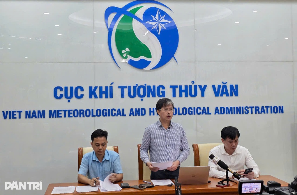 Bão Wipha gần như không di chuyển trong 2 giờ qua, có bất thường? - 1 Bão Wipha gần như không di chuyển trong 2 giờ qua, có bất thường? - 1