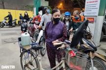 Mang can, chai nhựa đi xếp hàng đổ xăng vì lo giá xăng sắp tăng "sốc"
